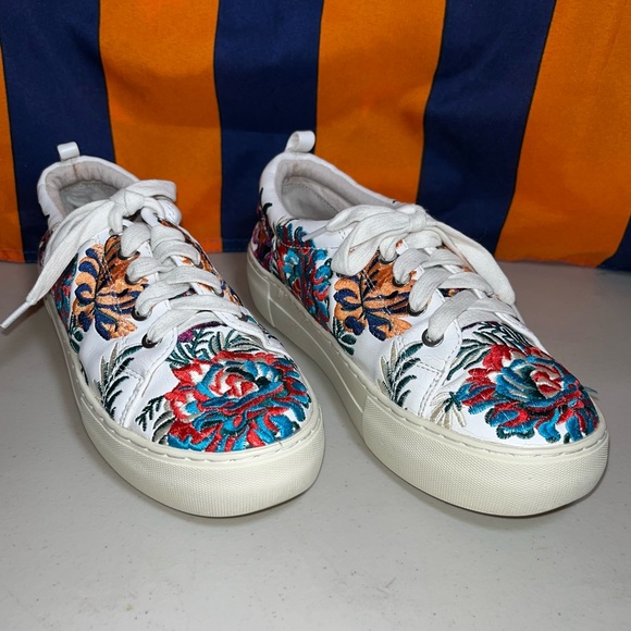 J/Slides Sneakers Women's 6.5 M Floral Embroidered White fux Leather Shoes Rare - Picture 2 of 9